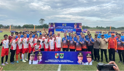 Gubernur Sumbar, Mahyeldi hadir saat Wako Agung Nugroho meresmikan Stadion Mini Gelora Hangtuah di Kulim (foto/dini)